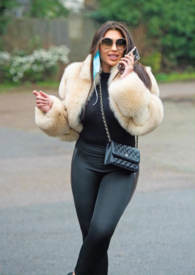 女星劳伦·古杰现身伦敦街头,她有着不一般的魅力