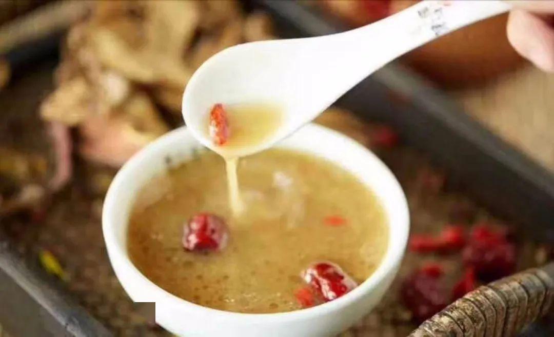 的招牌锅底汤,也是无法阻挡吃货君的青睐 到了德庄必点 红汤 德庄汤