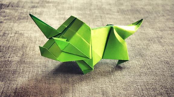 看上去有点萌的恐龙折纸三角龙一起来学学
