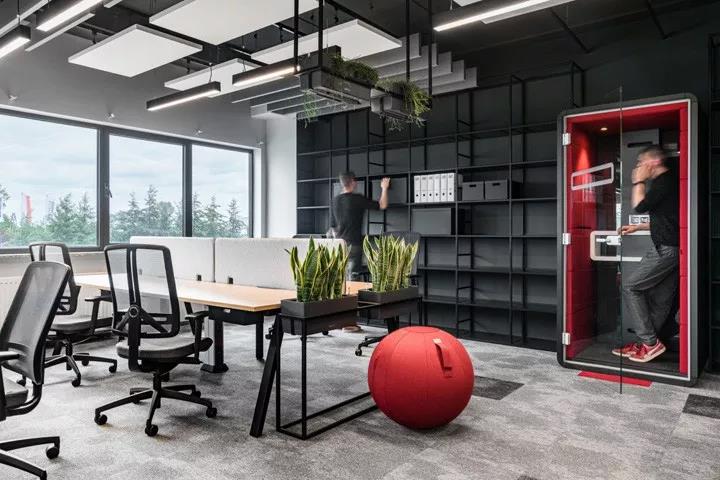 时尚红与黑德国hama波兰拉巴科沃总部办公改造设计欣赏