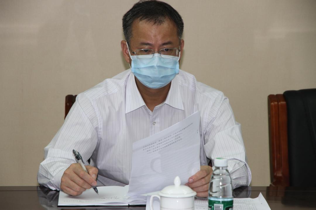 自治区交通运输厅副厅长韦勇球和钦州市常务副市长林海波等到钦州港