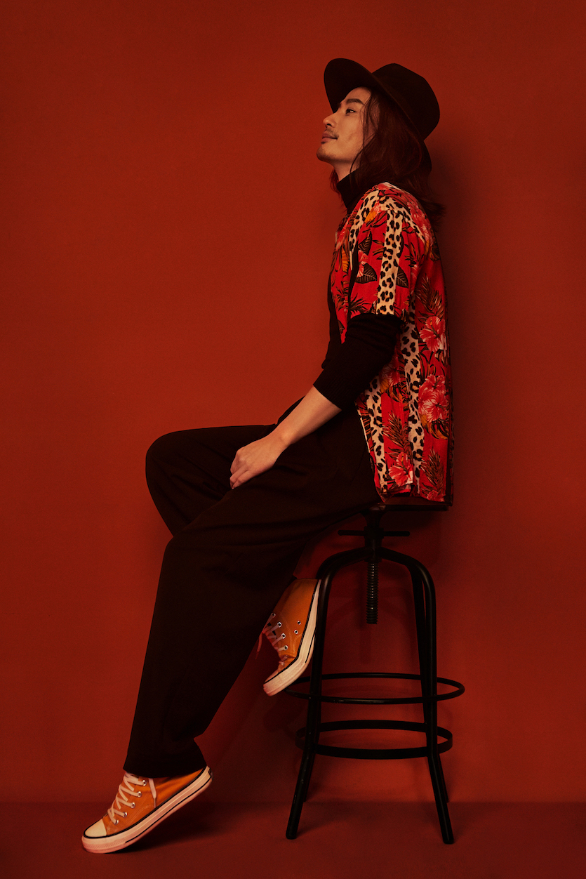 程枫红衬衫写真大片曝光 炙热眼神释放桀骜之感