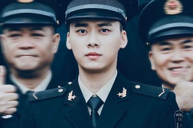 鹿晗九:李晨十:胡歌十一:郑恺十二:肖战对于以上12位男星穿上军装,你