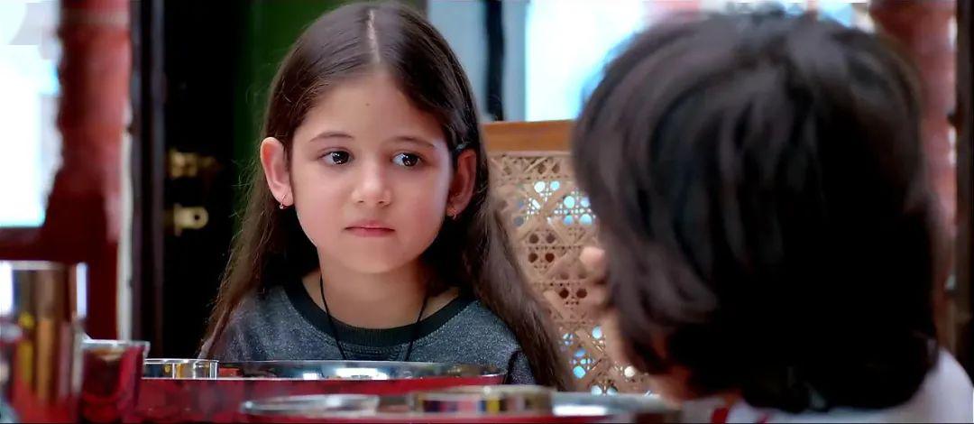 因为各种回家路线失败,帕万带着莎希达偷偷穿越国境线.