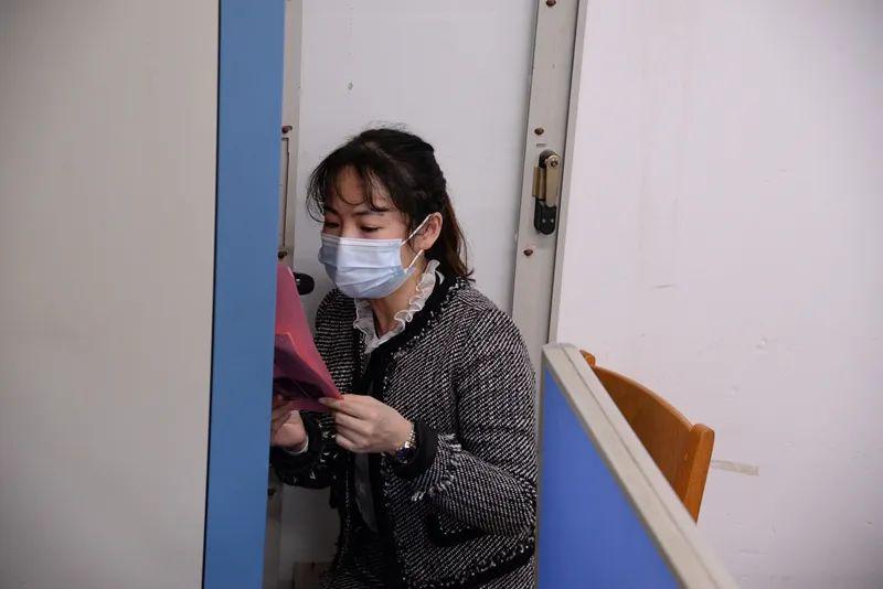 在第一阶段演练结束后,初三年段长苏婷婷以广播的形式召开了年段大会