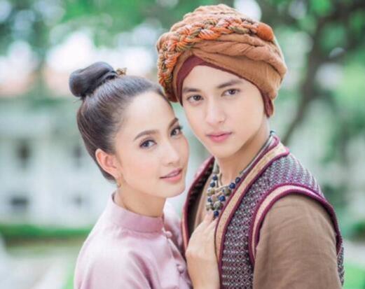 与punch搭档出演《极爱》,punch比jamesji大9岁.