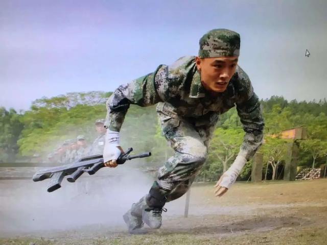 张龙成为家中第三代军人2014年9月为他追梦军旅更是添了把"火"许三多