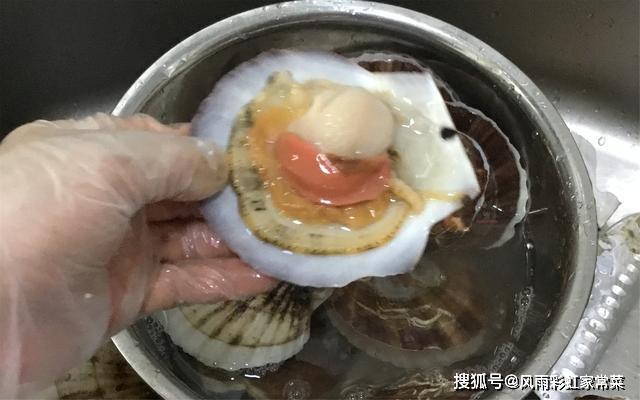 2,然後開始處理扇貝,我們需要把扇貝外殼去掉,去掉它的內臟清洗乾淨