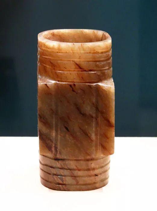 以黄琮礼地"的意思是,礼器是古代礼制活动中使用的器物,玉礼器主要