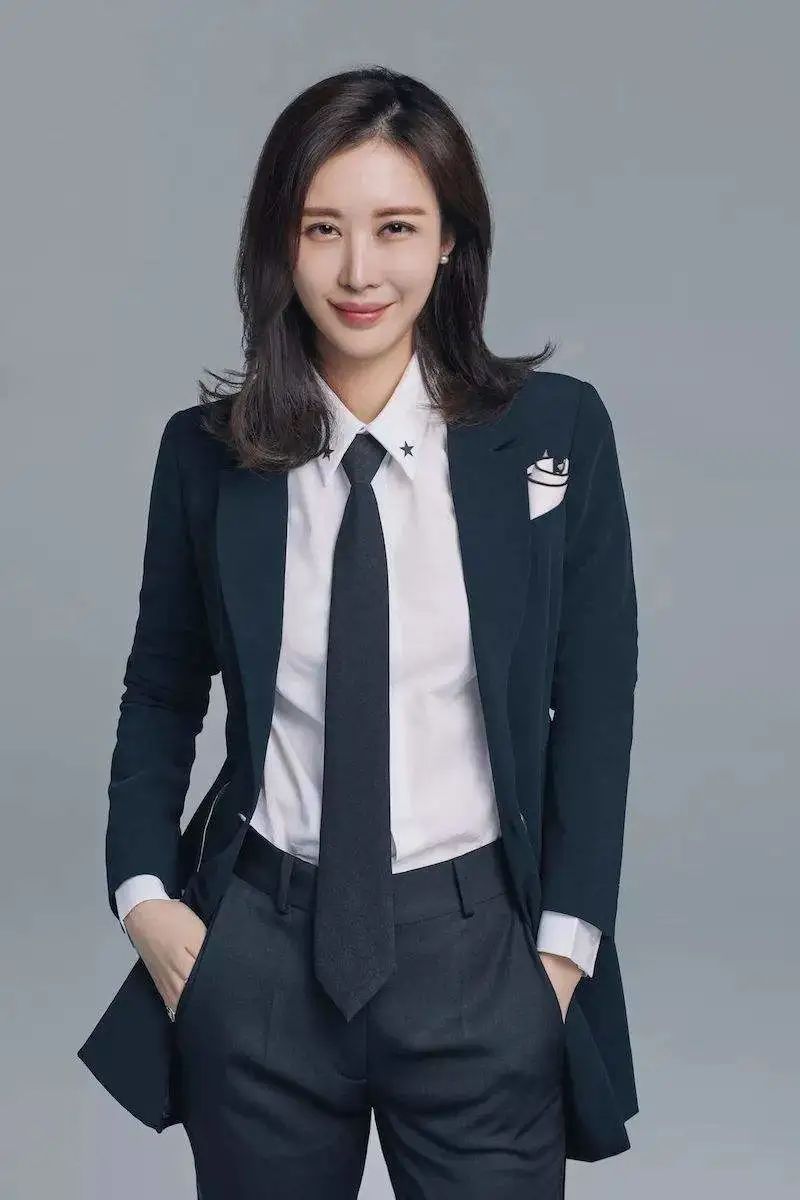 39岁田朴珺晒运动照小吊带搭配紧身裤嫁王石后越活越年轻