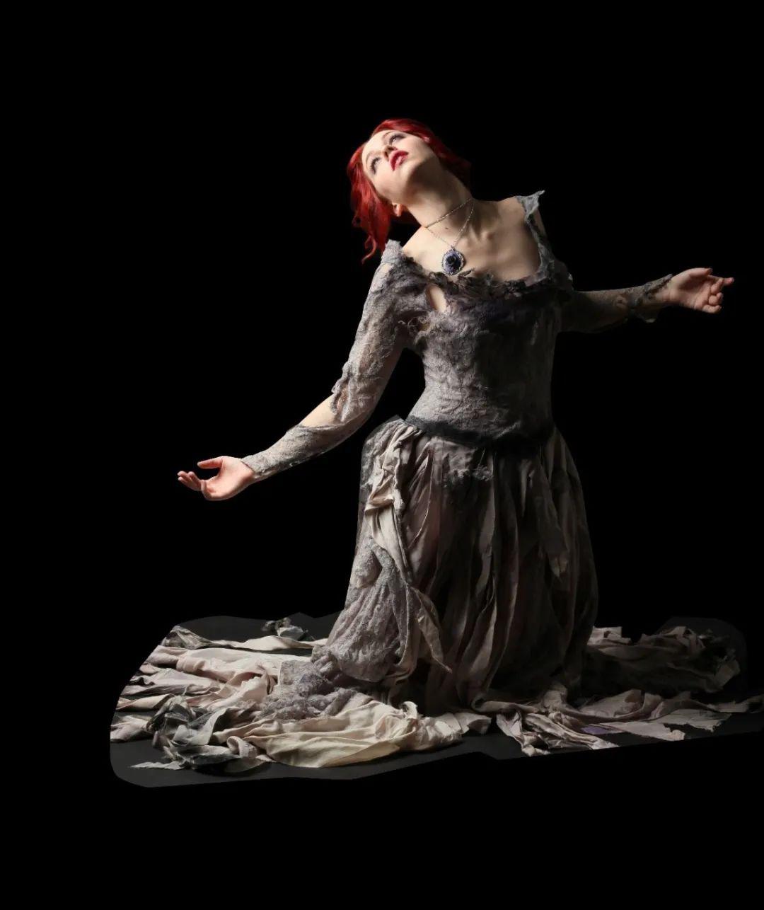 在黑暗中挣扎,在黑暗中寻求希望.