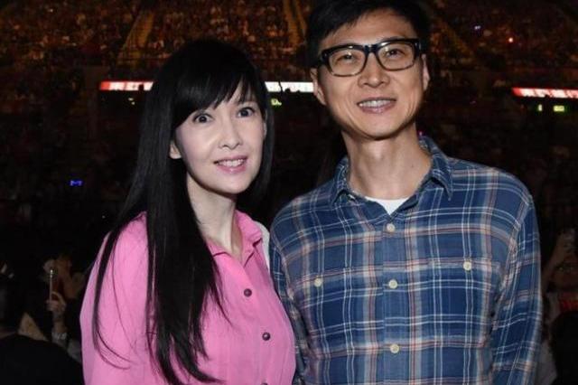 原創 倪震不愧是情場高手,桃色風波後巧妙取悅妻子,周慧敏頓時心花