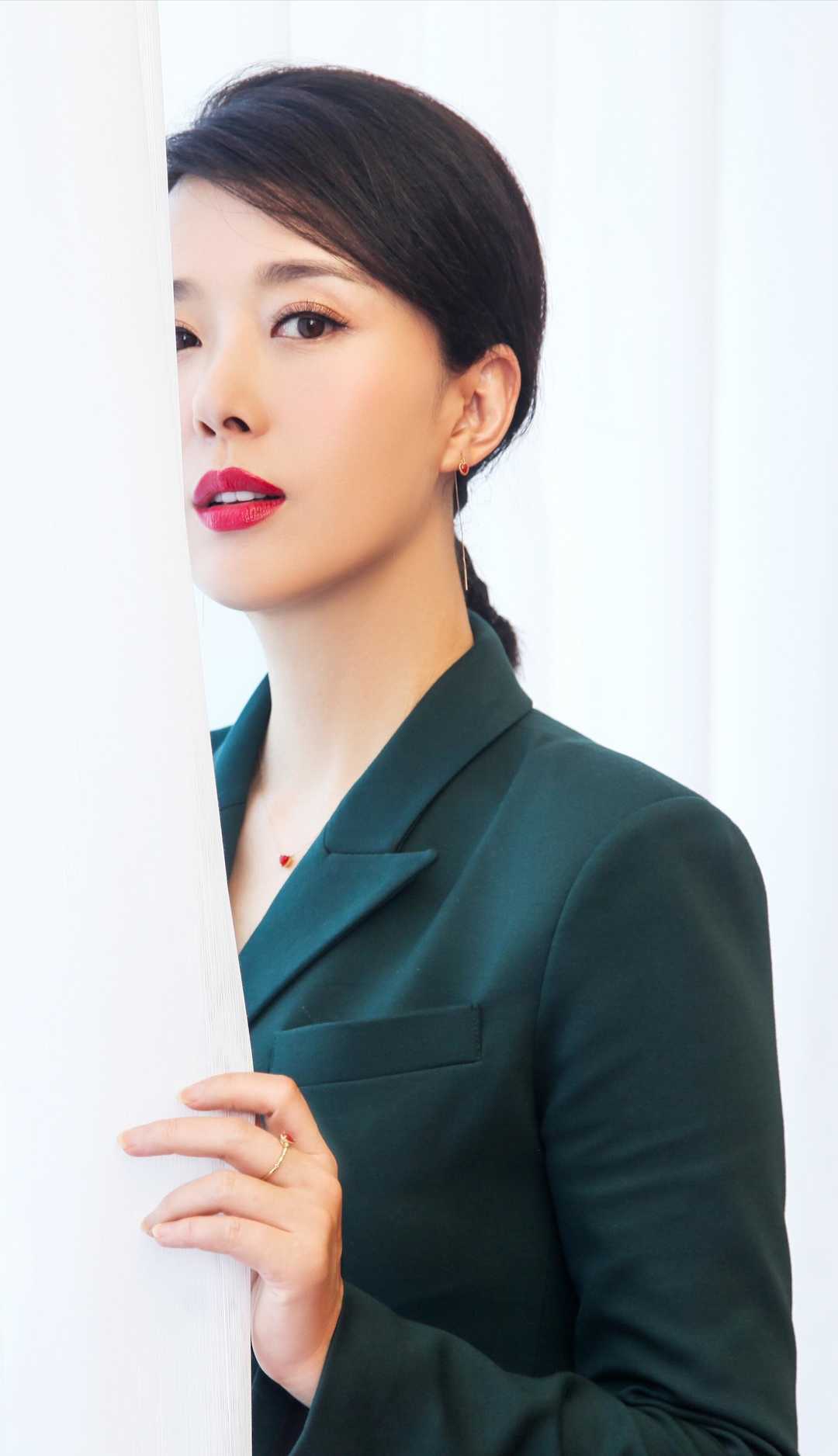 原创颜丹晨太敢穿了穿绿色连体裤干练潇洒展现出自己的成熟魅力