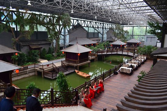 开在温室大棚里的绿色生态餐厅,让就餐成为一种享受!
