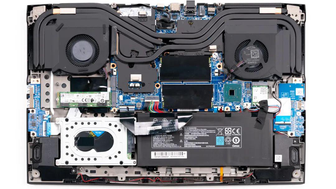 上图是机械革命 x10ti-s的拆机实拍图,5热管双风扇的组合,内部整体上