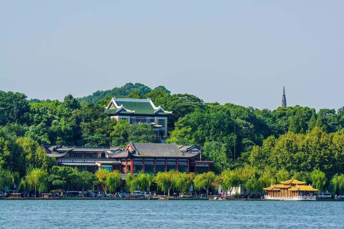 最终,林启被杭州老百姓安葬于西湖孤山的北麓.