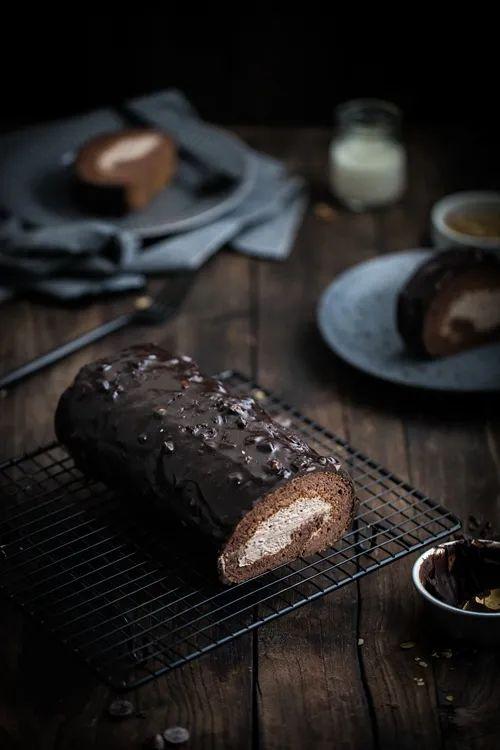 巧克力梦龙蛋糕卷tips:如果要软皮口感,就把黑巧克力放在淡奶油里
