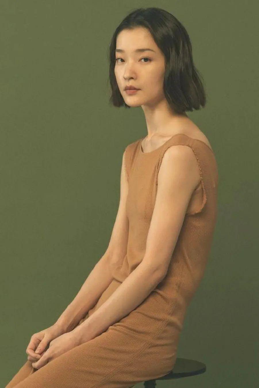 平胸才是真高级穿衣服看起来就很贵羡慕哭