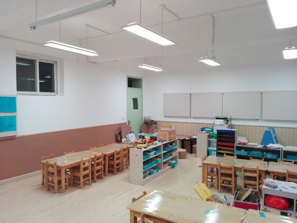 幼儿园教室护眼灯第四无蓝光,用眼更健康.第五色温适中.