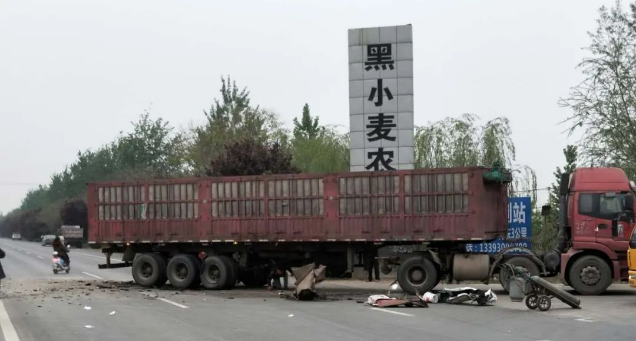 【现场】106国道发生车祸,车辆损毁严重!_馆陶
