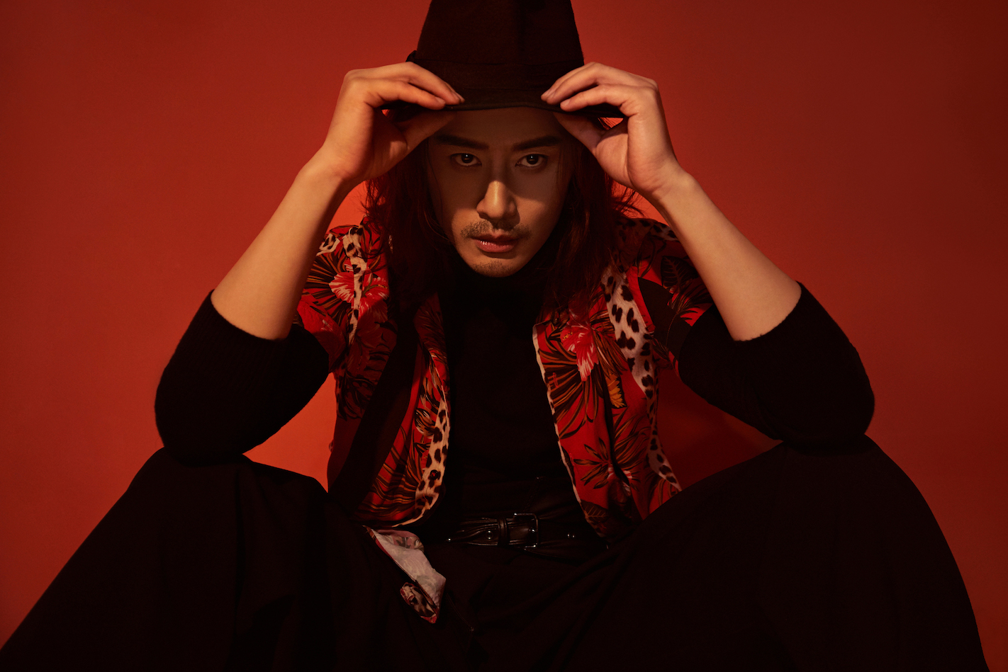 程枫红衬衫写真大片曝光 炙热眼神释放桀骜之感