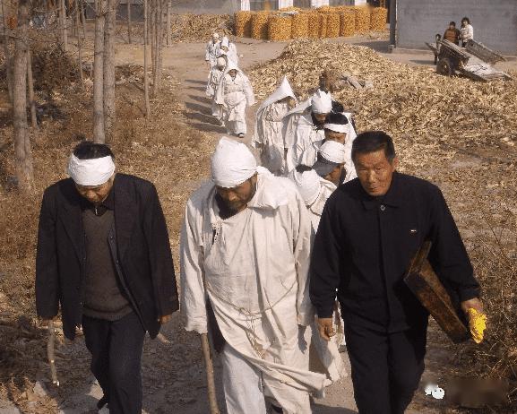 时妨什么人,入殓时什么人不能到场等,最重要的还是要推算是否犯重丧