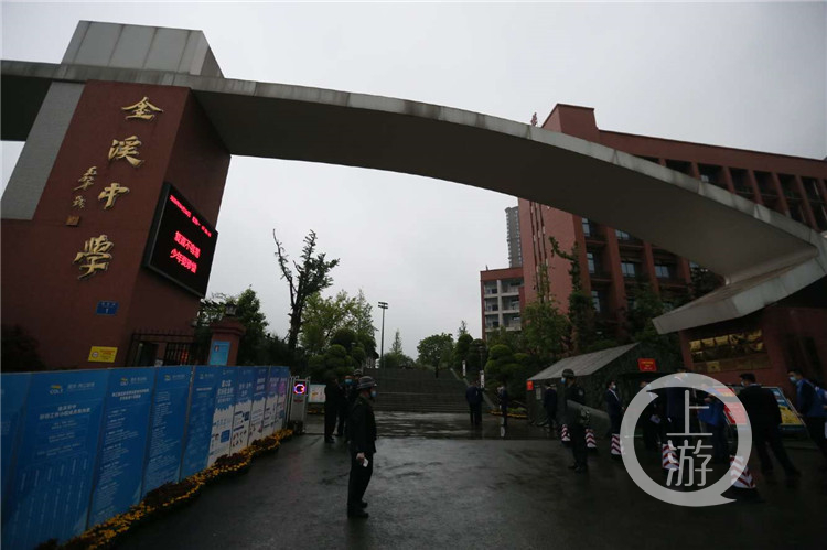 在两江新区金溪中学,学生分两列排队进入学校,间隔1米,值日教师分为两