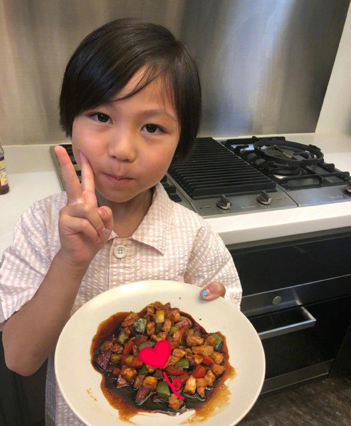 蔡少芬女儿变身"小厨师",美中不足酱油放多了,穿着朴素接地气_张楚儿