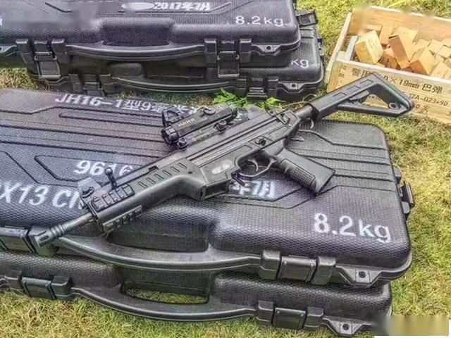 阅兵国产新型冲锋枪图片