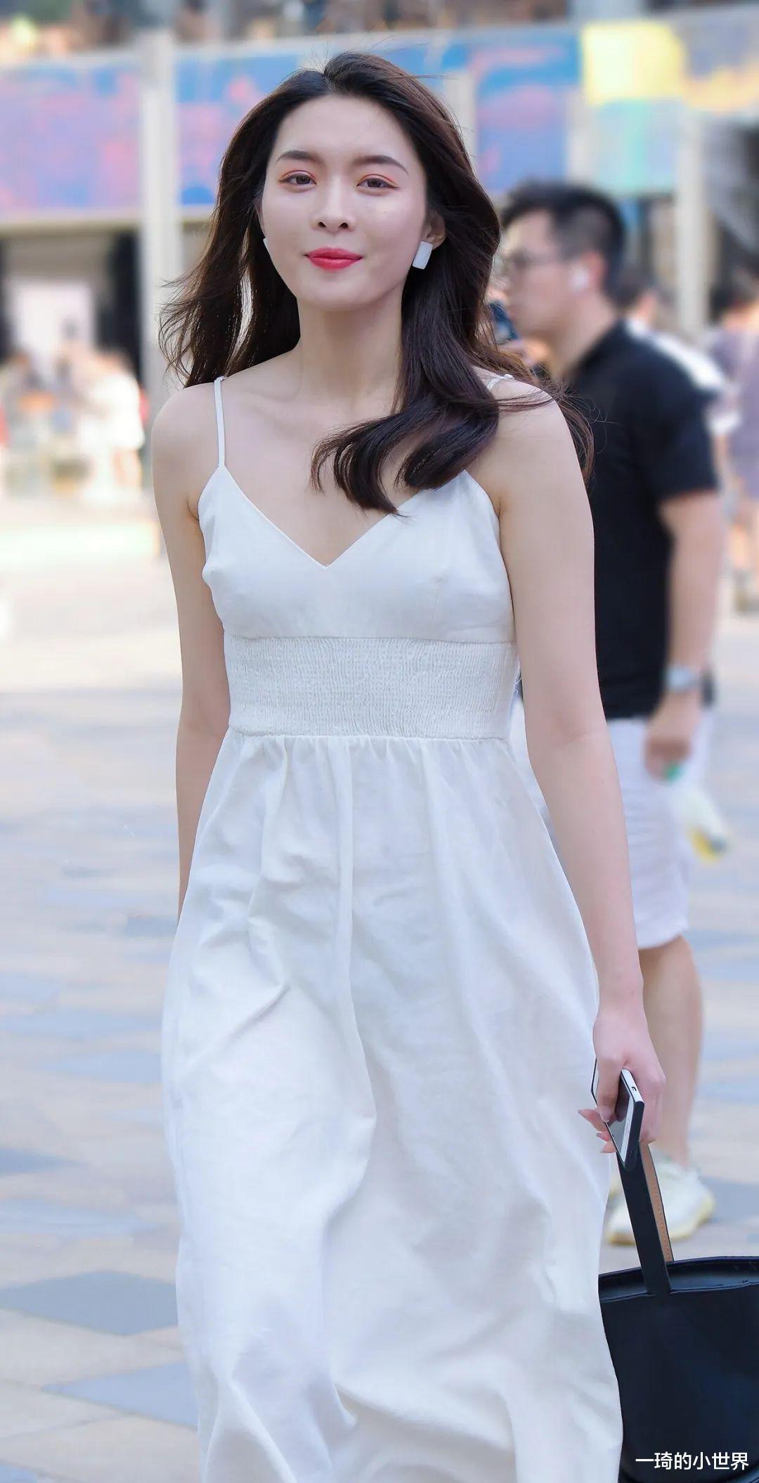 白色吊带连衣裙,让小姐姐仙气飘飘_显得_感觉_手提包