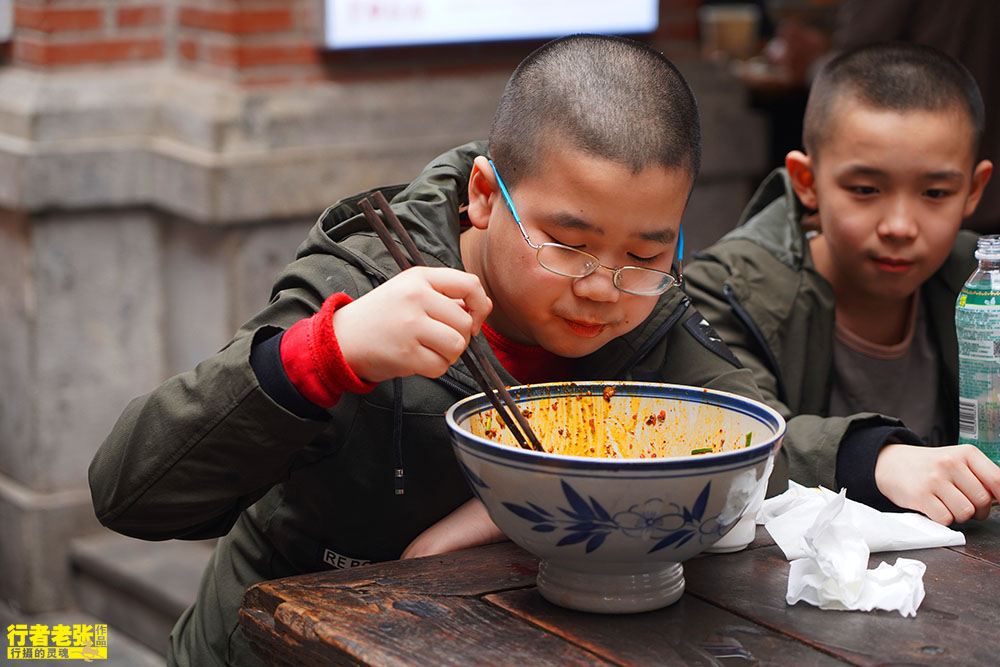 北方的碗到了南方就是盆看陕西人咥面的碗有多大豪爽霸气