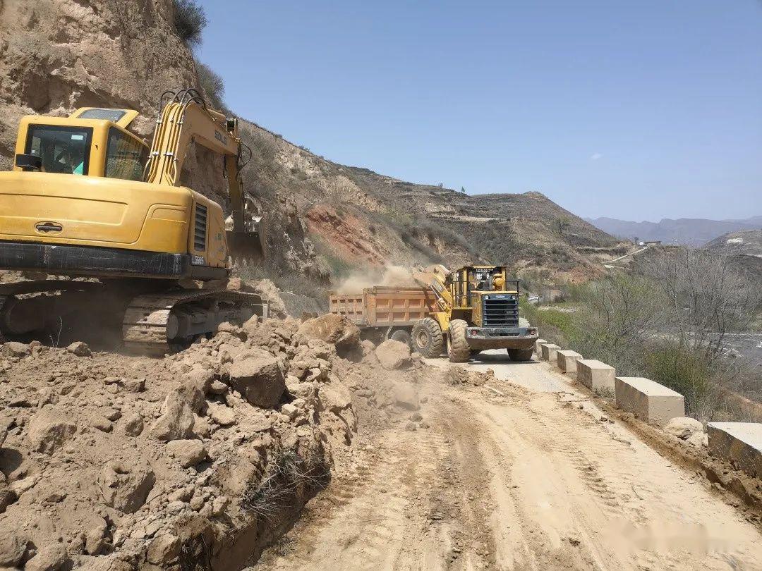 近日,甘肃省康乐公路段值班人员在例行公路巡查时,发现g248线出现一处