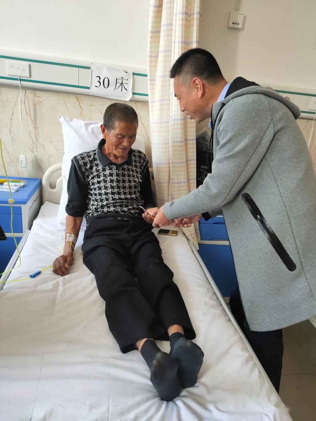和村干部第一时间赶到他家62岁的王忠目光呆滞一言不语老伴寻死觅活
