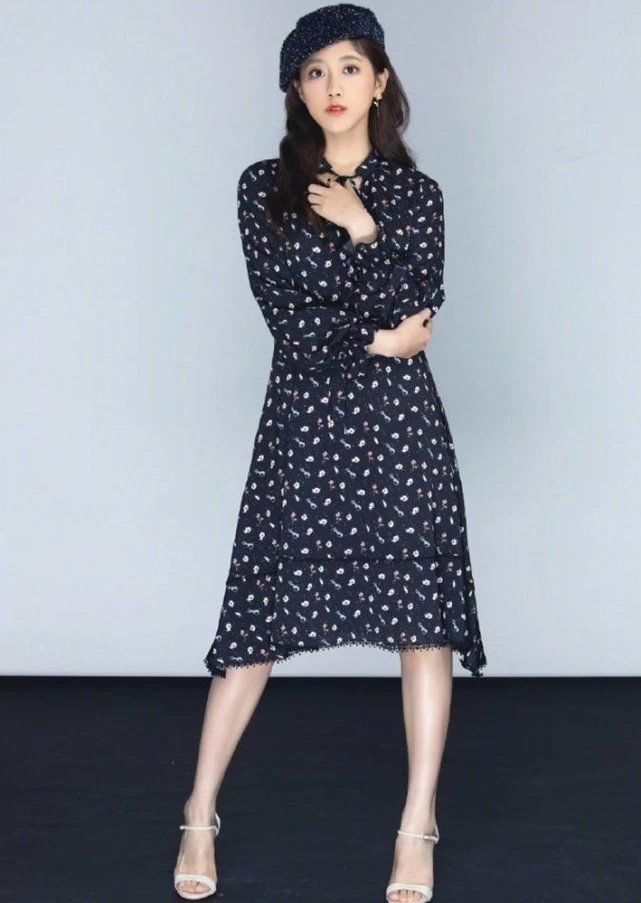 她曾被鞠婧祎压在"第二"3年,今逆风翻盘,穿木棍鞋美到认不出_李艺彤