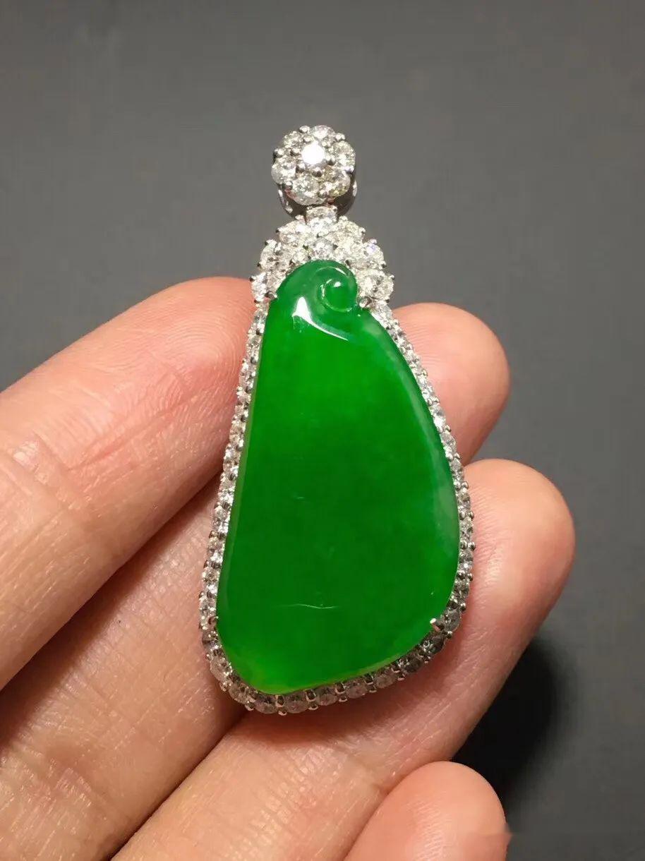 翡翠欣赏丨冰种辣绿观音吊坠16500元