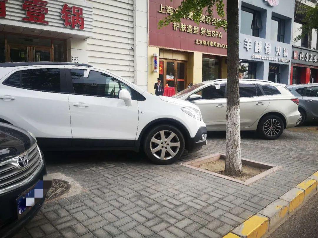 昨顺义这条街突击贴条,这样停车也扣3分!_马路牙子