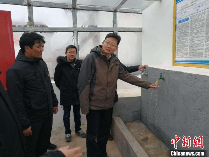 图为近日,西藏自治区水利厅厅长孙献忠(右一)在昌都市查看农牧区贫困