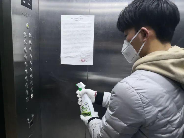 专家:电梯是最危险的传播场所之一,乘坐一定要戴口罩!