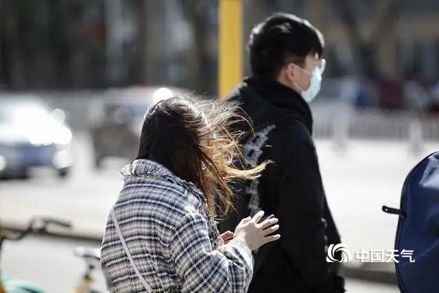 八级大风中的北京街头 行人头发飞舞"风中凌乱"
