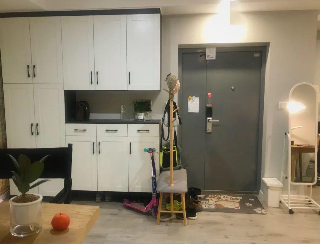 在大门左右侧有较长的靠墙空间,而且这个位置布置上鞋柜后不会阻碍