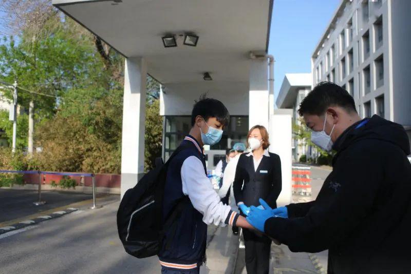 在线教育:初三高三今天开学!记者直击学生如何进校上课