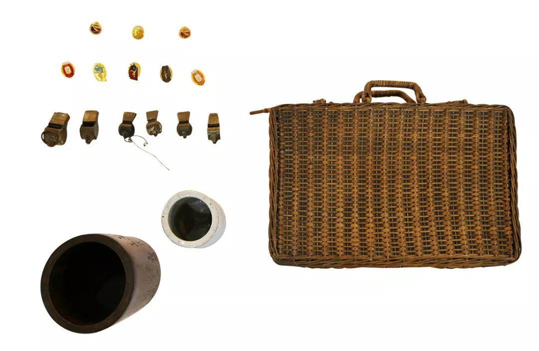 民国柳条书包(右)