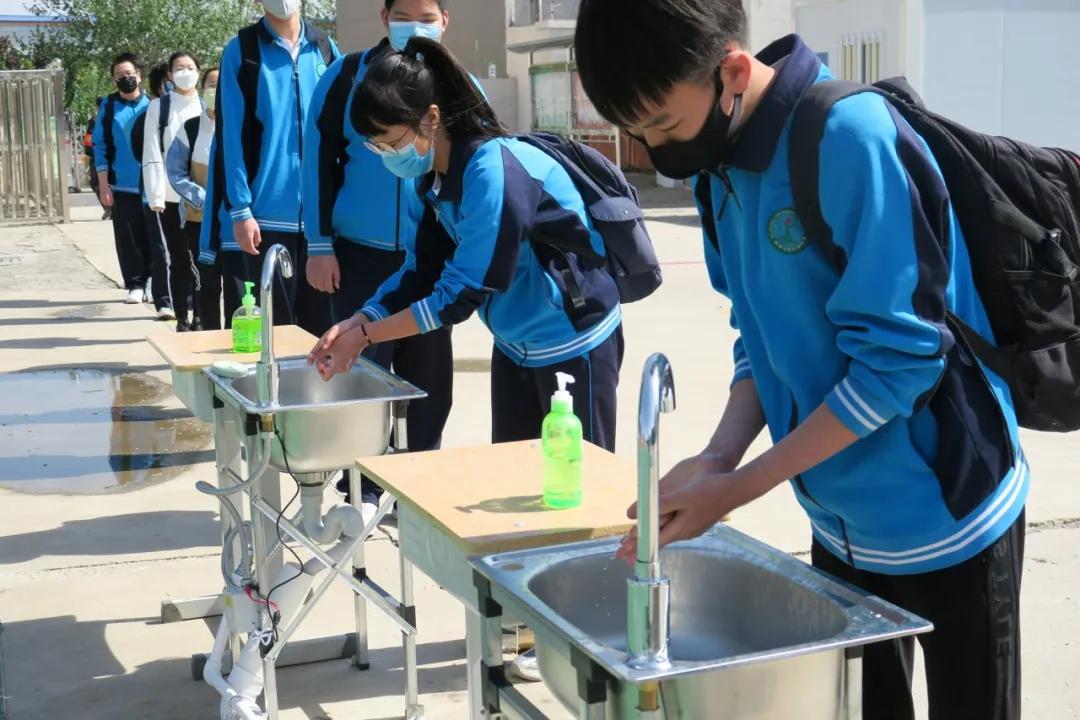 4月20日,徐官屯中学九年级学生重返校园.