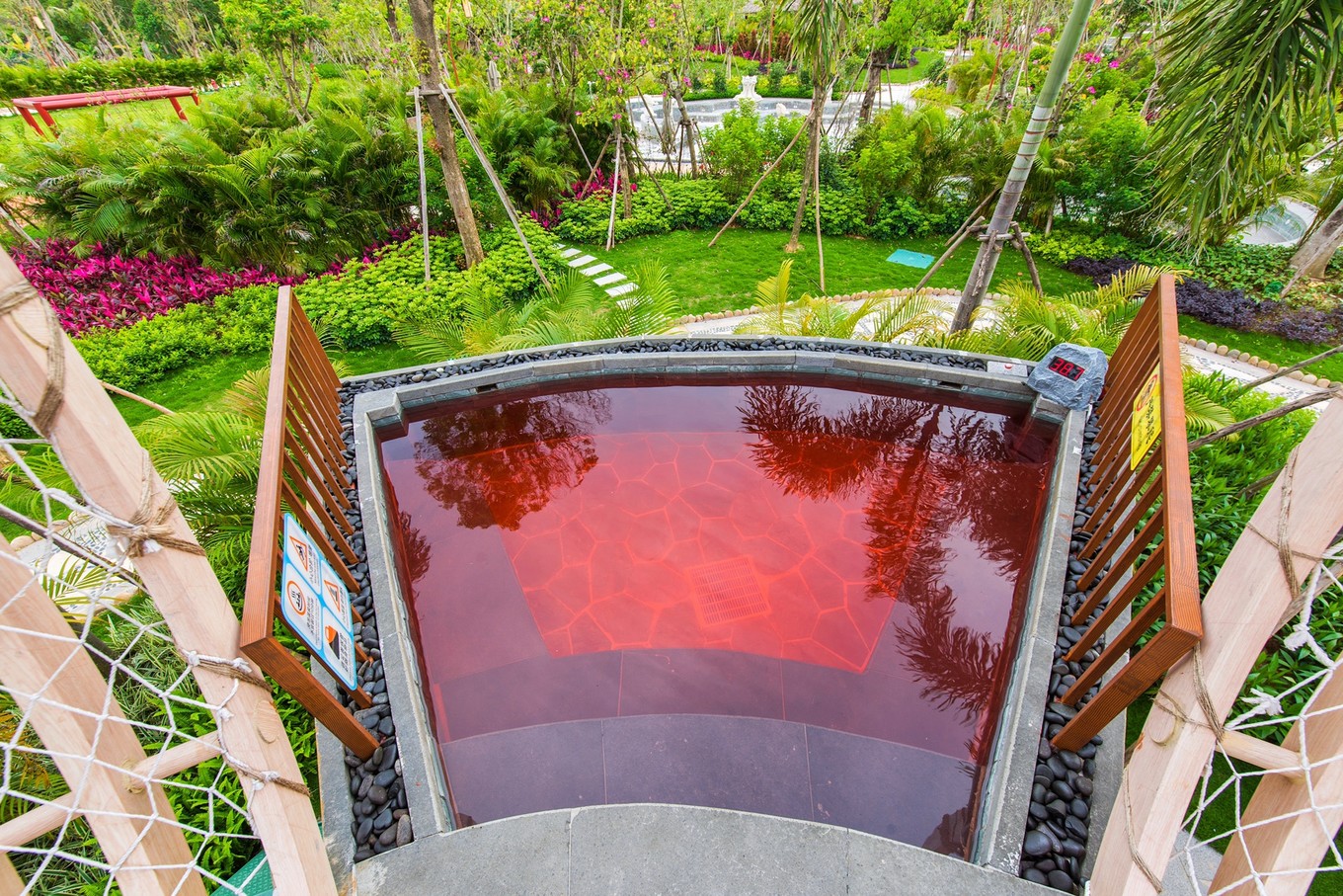 除了室外温泉,室内还设有温泉spa,石板屋,恒温游泳池,矿泉泳池等区域.