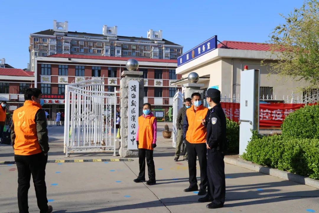 民警在汉沽八中门前执勤民警在汉沽一中门前执勤民警在南开中学门前