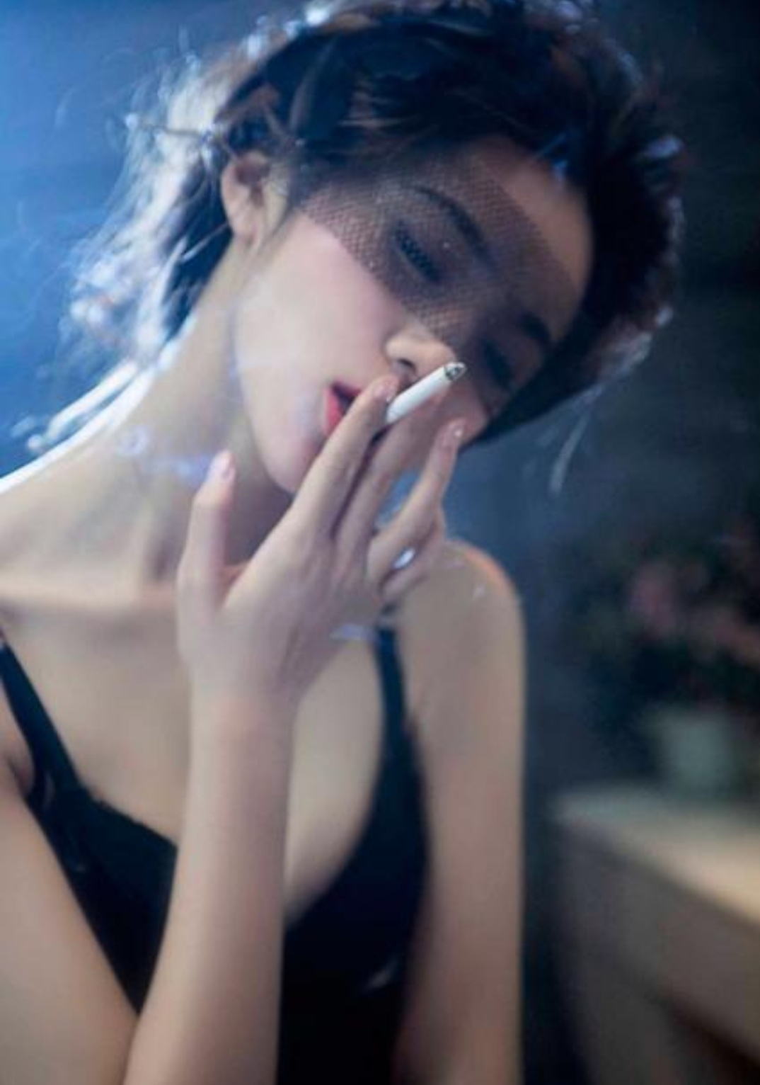 美女抽烟帅气图片