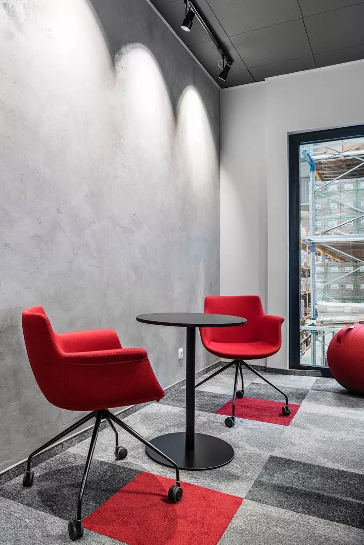时尚红与黑德国hama波兰拉巴科沃总部办公改造设计欣赏