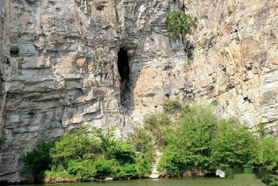 船上可清晰看到 河边悬崖峭壁上 "九连洞"口 .