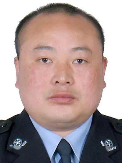 陈大勇咸丰县公安局交警大队大队长联系电话:18372592885服务承诺