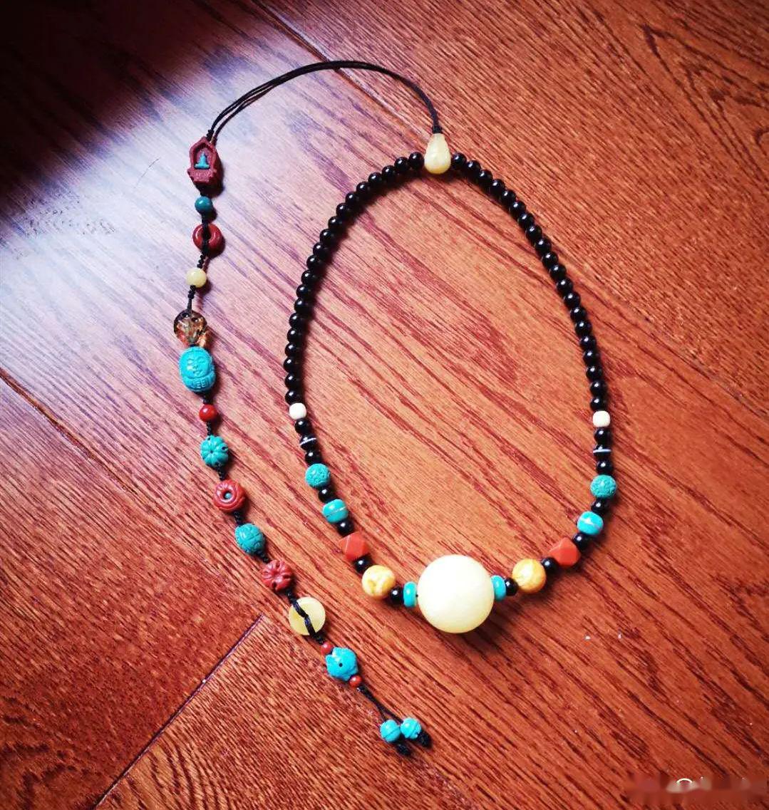 但是,椰蒂是展示配饰的绝佳手串,黑色底珠搭配三宝颜色,啊,是人民币的